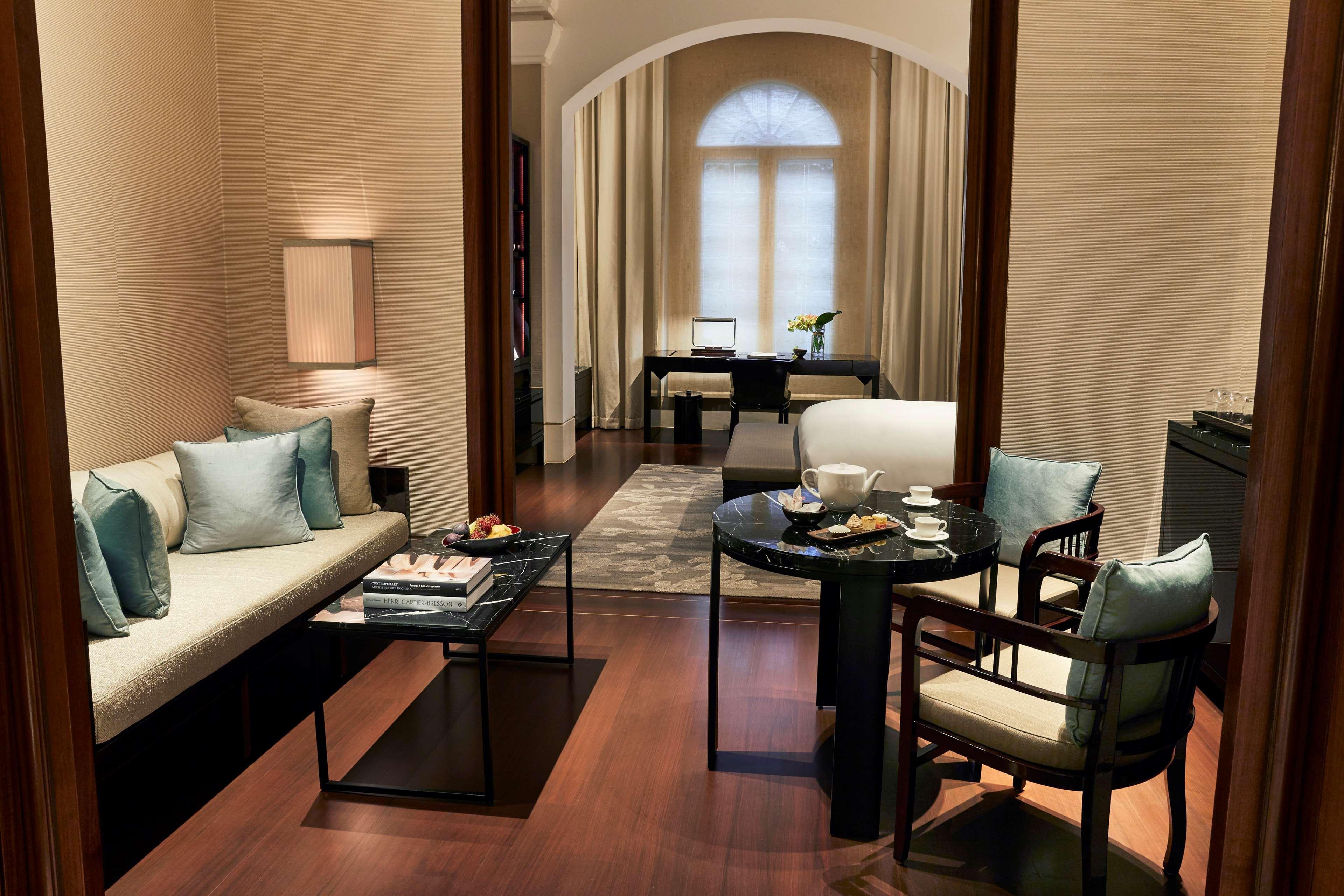 เดอะ แคปิตอล เคมปินสกี โฮเต็ล สิงคโปร์ Hotel ภายนอก รูปภาพ The interior of a suite at The Fullerton Hotel